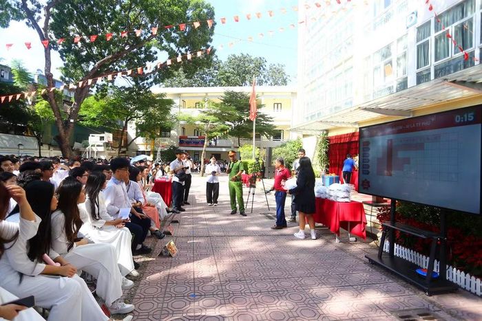 Báo cáo viên Trung tá Nguyễn Mạnh Hùng chia sẻ những câu chuyện thực tế, truyền cảm hứng về ý thức chấp hành pháp luật cho các em học sinh