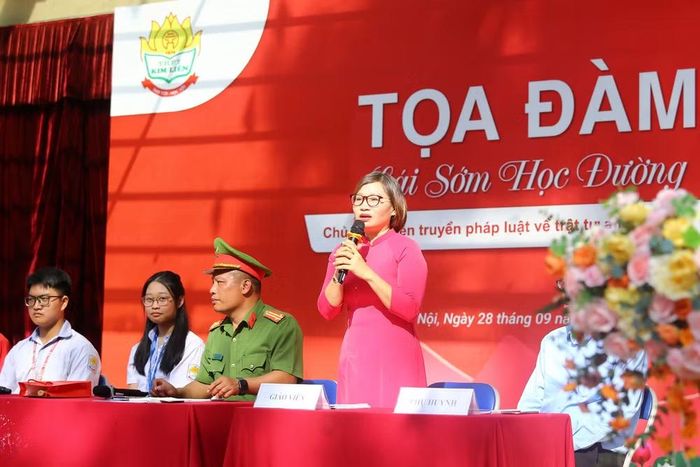 Đại diện Ban Giám hiệu THPT Kim Liên chia sẻ góc nhìn từ phía nhà trường về ý nghĩa của việc trang bị kỹ năng "Lái sớm" cho học sinh
