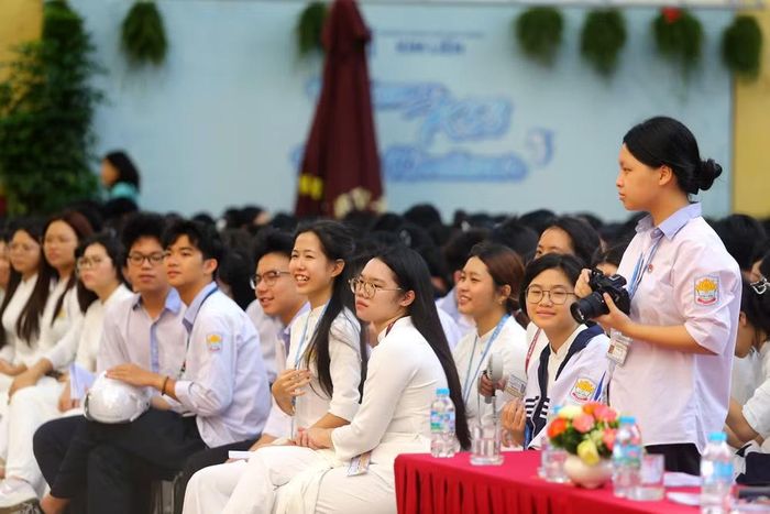 Không khí tọa đàm diễn ra ấm cúng, gần gũi giữa cán bộ tuyên truyền, thầy cô giáo và đông đảo học sinh trên sân trường