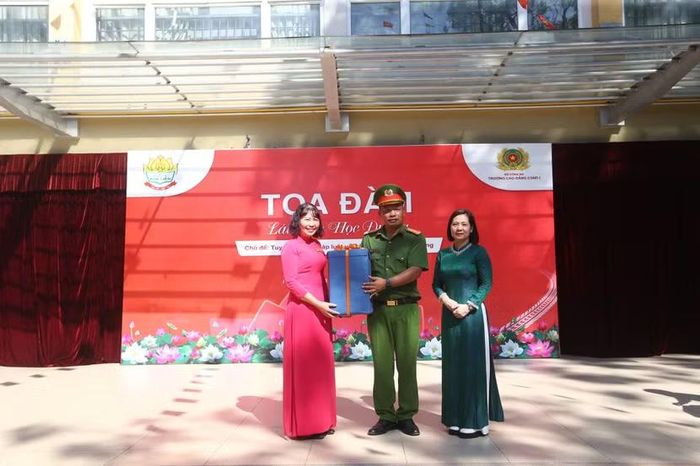 Món quà kỷ niệm ý nghĩa được Ban tổ chức chương trình trao tặng cho Ban Giám hiệu Trường THPT Kim Liên, Hà Nội