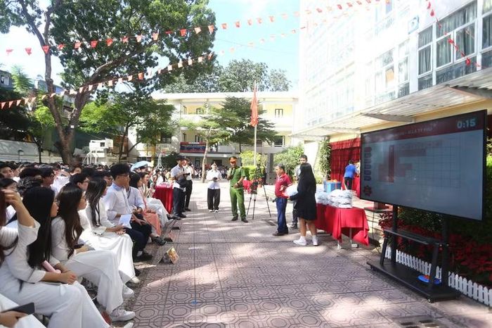 Học sinh hào hứng tranh tài trong trò chơi “Ai là tỷ phú” với những câu hỏi về an toàn giao thông.