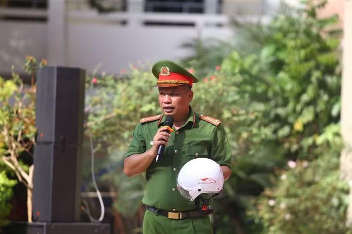 Trung tá Nguyễn Mạnh Hùng, cán bộ Trung tâm Đào tạo lái xe, Trường Cao đẳng Cảnh sát nhân dân I, Bộ Công an, báo cáo viên chương trình, chia sẻ về một chiếc mũ bảo hiểm đạt chuẩn không chỉ để đội, mà còn là lớp bảo vệ đầu tiên trước những rủi ro trên đường.