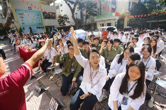 Học sinh chủ động chia sẻ suy nghĩ, trả lời câu hỏi và trao đổi về những tình huống giao thông thường gặp.
