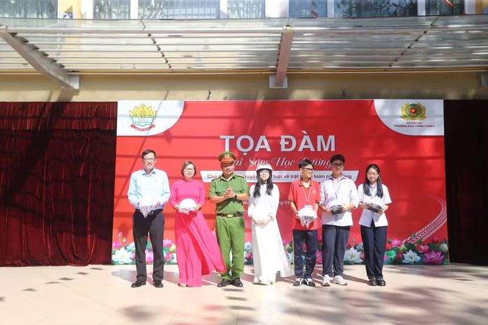 Ban tổ chức trao tặng mũ bảo hiểm cho Trường THPT Kim Liên và các thành viên tham gia buổi tọa đàm, góp phần lan tỏa thói quen tham gia giao thông an toàn.