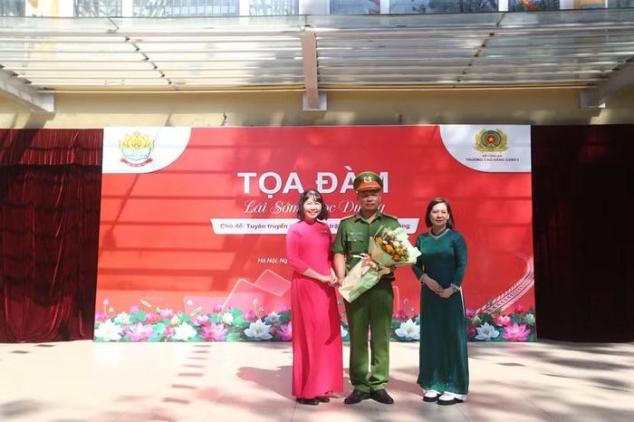 Ban Giám hiệu Trường THPT Kim Liên cảm ơn chương trình "Lái sớm học đường" đã đồng hành cùng nhà trường trong việc nâng cao ý thức chấp hành luật an toàn giao thông cho học sinh.