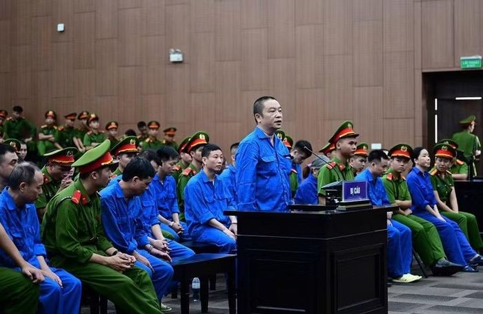 Bị cáo Trần Văn Trường (cựu Viện trưởng) trả lời các câu hỏi của Hội đồng xét xử.