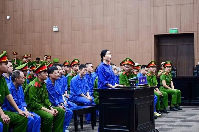 "Bà trùm" tội phạm Nguyễn Thị Mai Anh trả lời Hội đồng xét xử tại phần thủ tục phiên tòa.