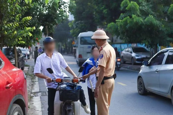 Lực lượng CSGT tiếp tục xử lý vi phạm đối với học sinh và phụ huynh