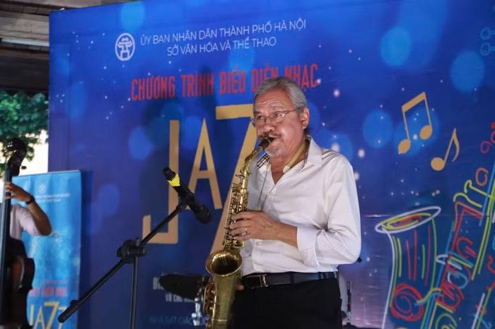 Đặc biệt, qua cách thể hiện của NSƯT Quyền Văn Minh, các nghệ sĩ Bình Minh Jazz Club cùng ca sĩ Thủy Bùi và Minh Thu, những tác phẩm quen thuộc được đặt trong một không gian âm nhạc đối thoại và hòa nhịp với khán giả Thủ đô.