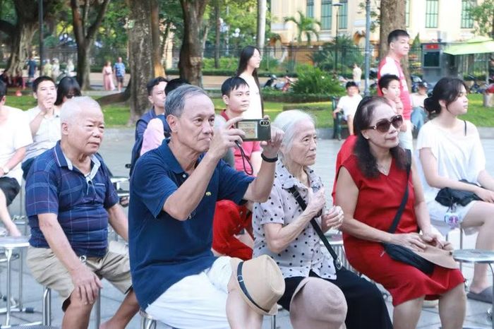 Khán giả theo dõi, chiêm ngưỡng những tiết mục tại chương trình.