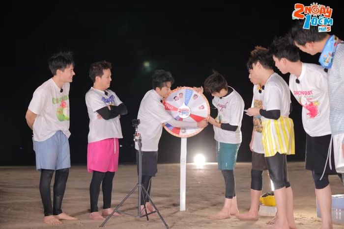 Các nghệ sĩ tiếp tục quay vòng tăng ca để chọn người thực hiện nhiệm vụ sáng hôm sau