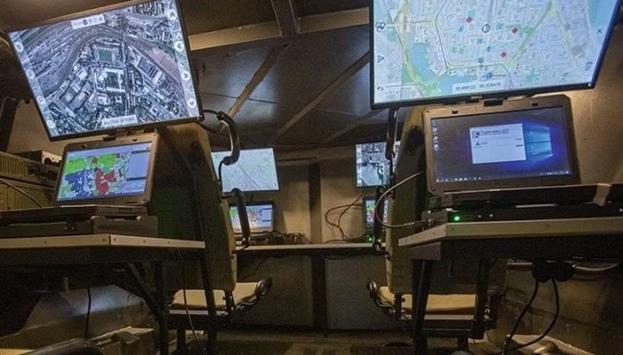 Trung tâm Trí tuệ nhân tạo A1 thuộc Bộ Quốc phòng Ukraine đang phát triển nền tảng AI SPECTR, được thiết kế để phân tích dữ liệu chiến trường, nhận diện các quy luật và đưa ra khuyến nghị phục vụ lập kế hoạch tác chiến. Một số đơn vị chiến đấu Ukraine đã bắt đầu thử nghiệm hệ thống này.