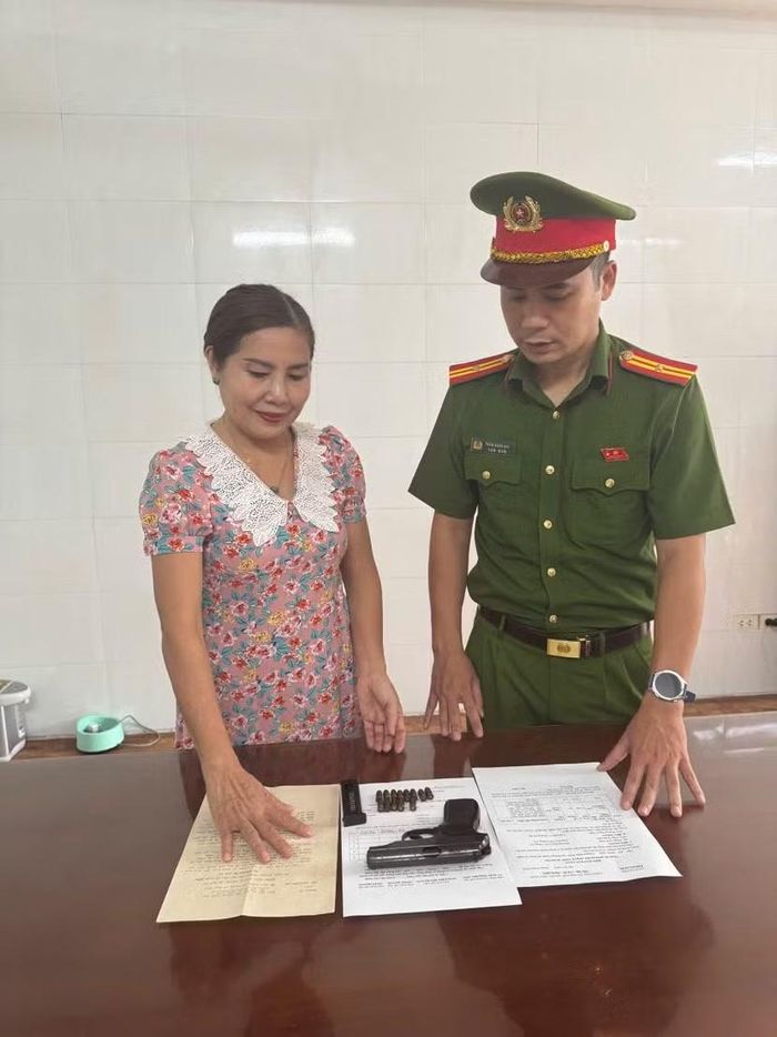 Chị Lê Thị Thanh Châu giao nộp khẩu súng K59