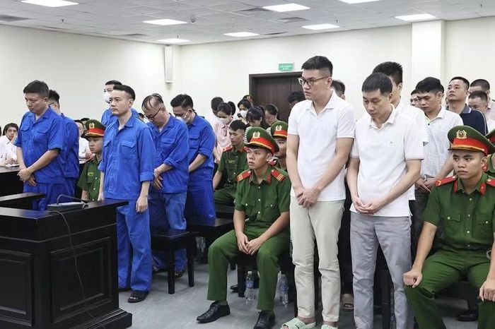 Các bị cáo trong vụ án tại phiên tòa.