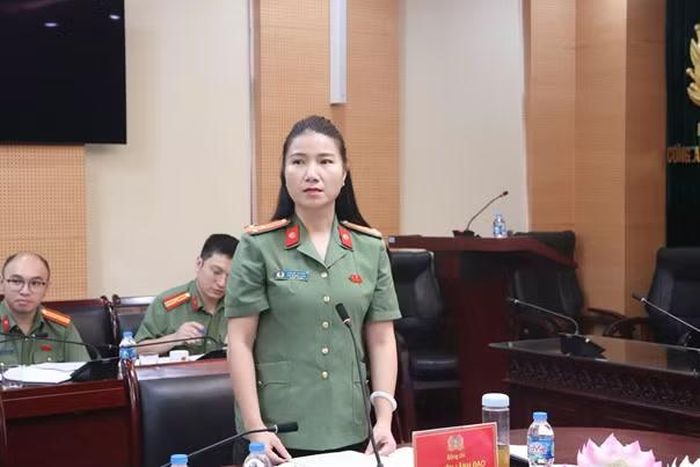 Thượng tá Hoàng Thị Vân, Phó Trưởng phòng Tổ chức cán bộ phát biểu quán triệt tại hội nghị