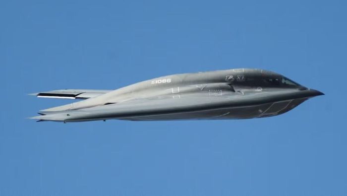 Nhưng giá trị của B-2 không chỉ nằm ở việc bay lâu. Máy bay có thể xuất phát từ một căn cứ tại lục địa Mỹ và trực tiếp tham gia chiến dịch ở bên kia địa cầu mà không cần phụ thuộc hoàn toàn vào mạng lưới căn cứ tiền phương.