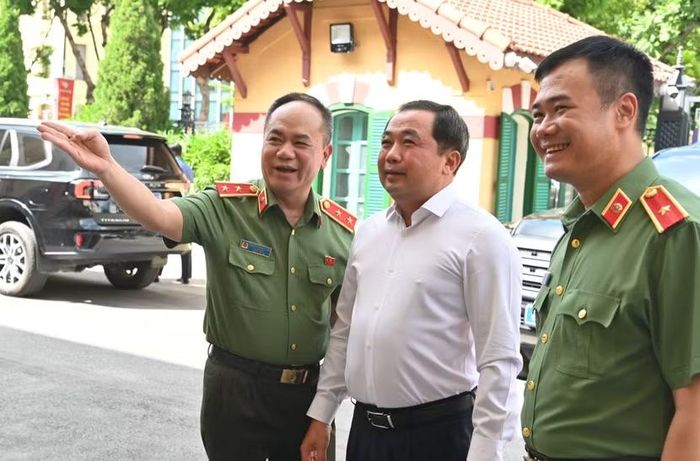 Trung tướng Nguyễn Thanh Tùng báo cáo nhanh với đồng chí Trần Đức Thắng, Ủy viên Bộ Chính trị, Bí thư Thành ủy Hà Nội những đổi thay của Công an Thủ đô
