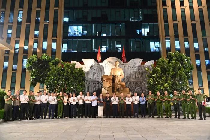 Các đồng chí lãnh đạo chụp ảnh lưu niệm ở tượng đài Chủ tịch Hồ Chí Minh trong khuôn viên trụ sở CATP