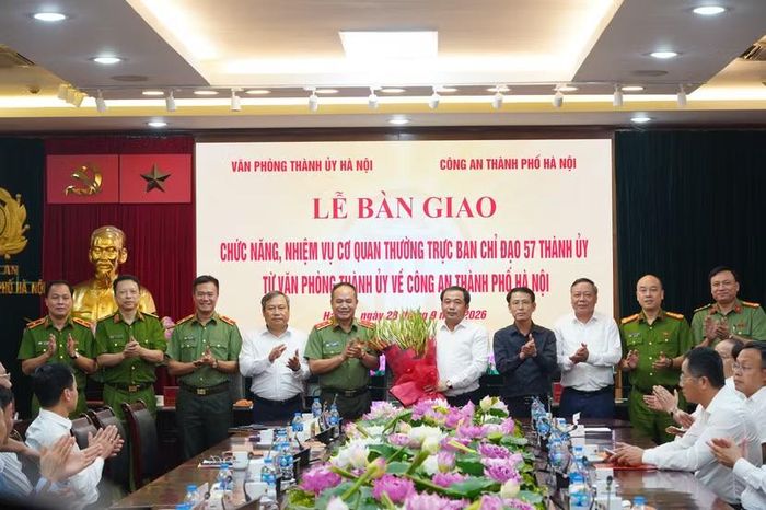 Đảng ủy, Ban Giám đốc CATP tặng hoa cảm ơn sự quan tâm, chỉ đạo sát sao của đồng chí Bí thư Thành ủy