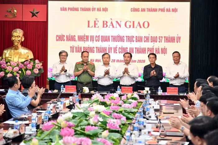 Các đồng chí Thường trực Ban chỉ đạo 57 Thành ủy Hà Nội ra mắt