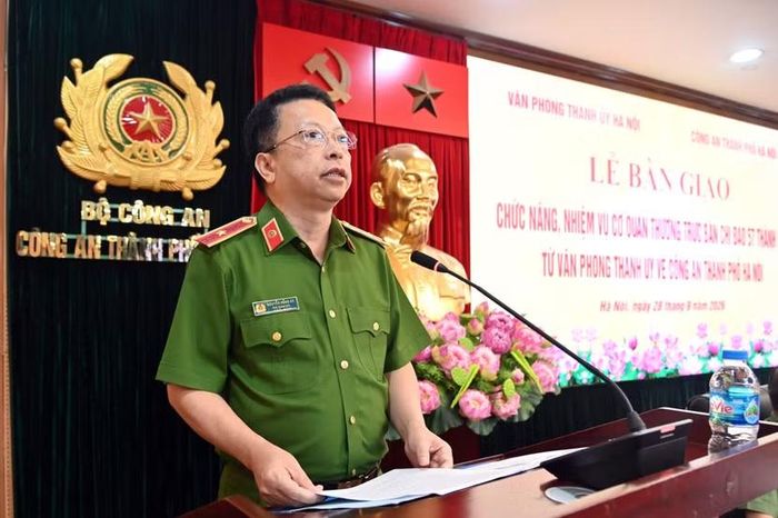Thiếu tướng Nguyễn Hồng Ky, Phó Giám đốc CATP công bố tóm tắt nội dung quyết định của Thành ủy