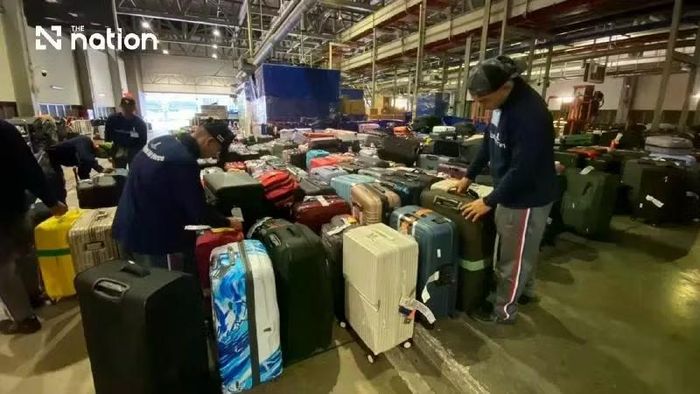 Hành lý bị ùn ứ tại sân bay Suvarnabhumi vì ngập lụt
