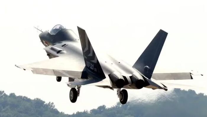 Nếu thực hiện được lộ trình này, KF-21 sẽ không chỉ là một mẫu tiêm kích mới của Hàn Quốc mà còn là nền tảng để nước này tiếp tục tiến sâu vào lĩnh vực phát triển máy bay chiến đấu thế hệ mới.
