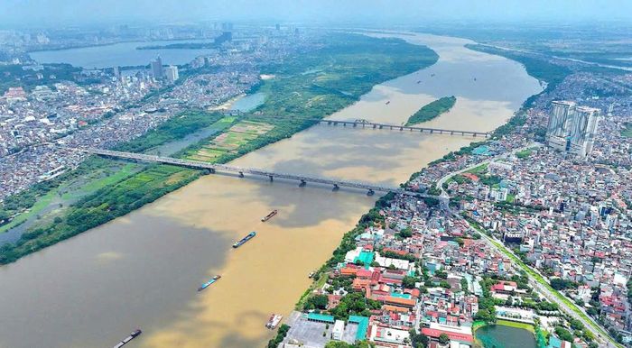 Nhiều năm qua, quá trình đô thị hóa khiến không gian ven sông Hồng phát triển thiếu đồng bộ. Ảnh: H.P.