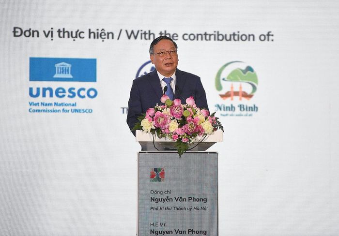Phát biểu chào mừng, Phó Bí thư Thành ủy Hà Nội Nguyễn Văn Phong nhấn mạnh: Việc Bộ Ngoại giao và thành phố Hà Nội phối hợp tổ chức Hội nghị tại Thủ đô Hà Nội là cơ hội để Việt Nam chủ động tham gia, đóng góp vào đối thoại quốc tế về di sản và tính xác thực; đồng thời tạo diễn đàn để các chuyên gia, nhà khoa học, nhà quản lý và các tổ chức quốc tế trao đổi, chia sẻ kinh nghiệm về những vấn đề đang đặt ra trong công tác bảo tồn và phát huy giá trị di sản trong bối cảnh mới. Một trong những kết quả quan trọng mà Hội nghị hướng tới là thảo luận, xây dựng “Văn kiện Hà Nội về Tính xác thực và Di sản” – kết quả của quá trình đối thoại, trao đổi và đóng góp trí tuệ của các chuyên gia, nhà khoa học, các quốc gia và tổ chức quốc tế tham dự Hội nghị.