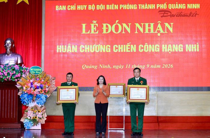Thừa ủy quyền của Chủ tịch nước, Phó Bí thư Thường trực Thành ủy, Chủ tịch HĐND TP Quảng Ninh Trịnh Thị Minh Thanh trao Huân chương Chiến công hạng Nhì cho Đại tá Nguyễn Quang Hòa, Chỉ huy trưởng Ban Chỉ huy BĐBP TP Quảng Ninh và Thượng tá Phạm Hồng Thái, Trưởng Phòng Nghiệp vụ Ban Chỉ huy BĐBP TP Quảng Ninh vì đã có thành tích đặc biệt xuất sắc trong đấu tranh chuyên án QN526. Ảnh: Ngọc Anh