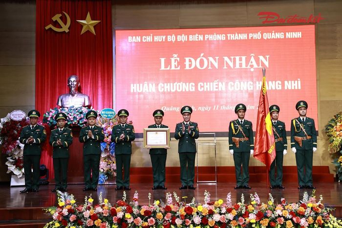 Thừa ủy quyền của Chủ tịch nước, Trung tướng Vũ Trung Kiên, Tư lệnh Bộ đội Biên phòng Việt Nam trao Huân chương Chiến công hạng Nhì cho tập thể Ban chỉ huy BĐBP TP Quảng Ninh vì đã có thành tích đặc biệt xuất sắc trong đấu tranh chuyên án QN526. Ảnh: Ngọc Anh