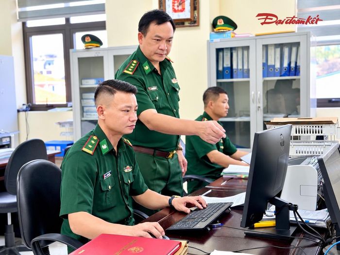 Thượng tá Phạm Hồng Thái sát sao trong công tác chỉ đạo thực hiện nhiệm vụ, đồng thời tạo điều kiện để cán bộ phát huy tính chủ động. Ảnh: Ngọc Anh.