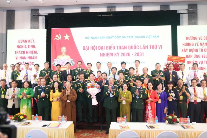 Ông Nguyễn Thái Học tặng hoa chúc mừng Ban Chấp hành Hội Nạn nhân chất độc da cam/dioxin Việt Nam khóa VI, nhiệm kỳ 2026-2031.