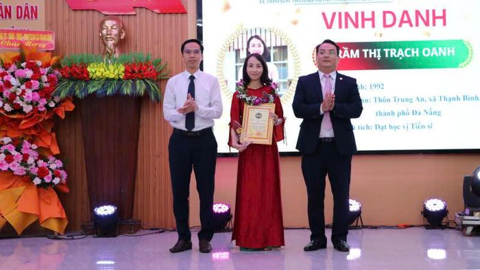 Xã Thạnh Bình trao giải thưởng Huỳnh Thúc Kháng cho cá nhân đạt học vị Tiến sĩ. Ảnh: CĐ.