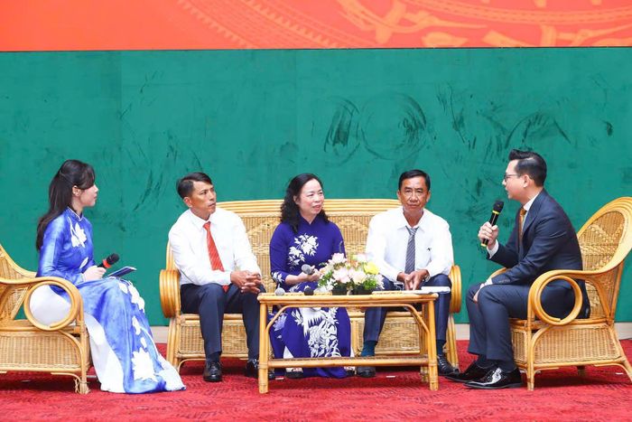 Các đại biểu giao lưu tại hội nghị toàn quốc biểu dương Ban Công tác Mặt trận khu dân cư điển hình tiên tiến trong phong trào Toàn dân bảo vệ an ninh Tổ quốc, giai đoạn 2016-2026. Ảnh: Quang Vinh - Lê Khánh