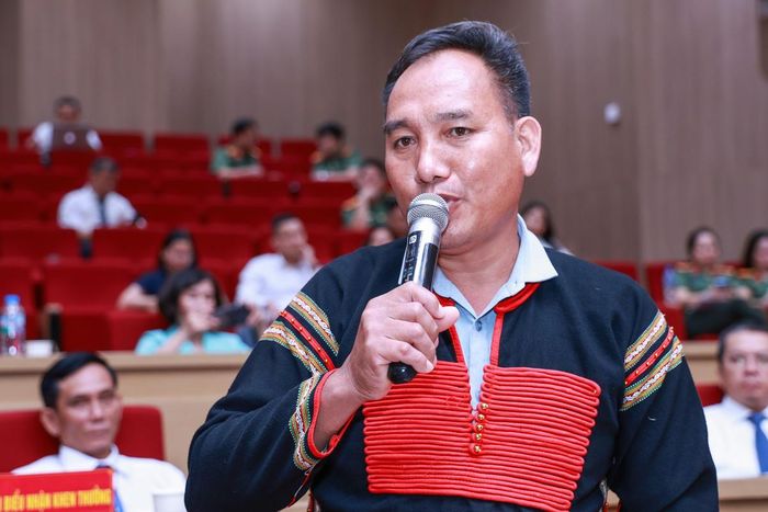 Ông Y Chiến Niê, Trưởng ban Công tác Mặt trận buôn Dlung, phường Buôn Hồ, tỉnh Đắk Lắk giao lưu tại hội nghị. Ảnh: Quang Vinh - Lê Khánh.