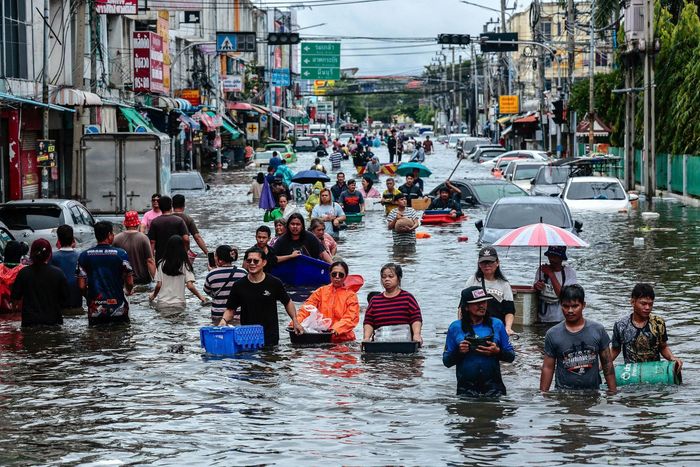  Chiều 24/9, Bangkok bắt đầu hứng trận mưa lớn. Người dân thủ đô Thái Lan vốn không xa lạ với những ngày mưa, nhất là trong cao điểm mùa mưa tháng 9. Thành phố đã được cảnh báo về khả năng mưa lớn đến rất lớn, nhưng khi những hạt mưa đầu tiên trút xuống, không nhiều người nghĩ chưa đầy 48 giờ sau, nước sẽ tràn vào nhà và phủ kín nhiều tuyến phố. 
