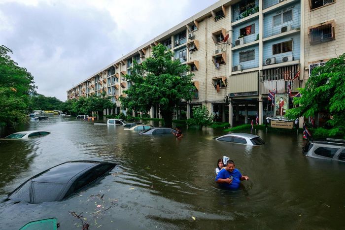  Khu vực phía đông Bangkok, đặc biệt quanh Min Buri, Khlong Sam Wa và các cộng đồng dọc kênh, chịu tác động nặng hơn. Một số tuyến đường nối vào khu vực sân bay cũng bị ảnh hưởng, trong khi người dân được khuyến cáo hạn chế di chuyển nếu không cần thiết. 