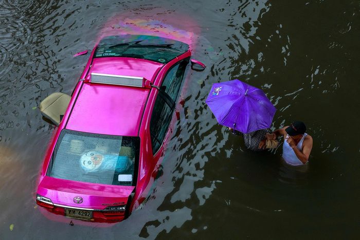  Hơn 400 trường học do Bangkok quản lý được thông báo đóng cửa vào ngày 28/9. Giao thông cũng chịu ảnh hưởng trên diện rộng. 