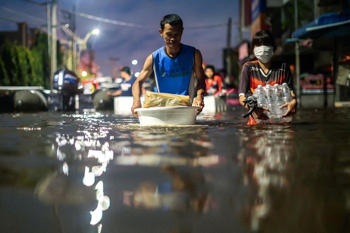  Sang ngày 26/9, tình hình chuyển biến nhanh chóng. Ôtô bị bỏ lại giữa đường, người dân phải lội qua dòng nước để tìm mua thức ăn, hàng nghìn người rời nhà đến các điểm trú ẩn. 