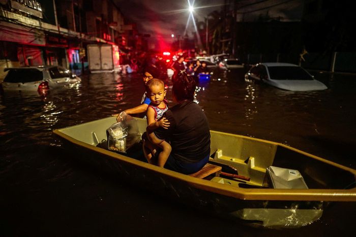  Ở Khlong Chan, một khu chung cư rơi vào cảnh mất điện, mất nước máy. Điện bị cắt từ sáng 26/9, trong khi nước ngập xung quanh khu nhà chưa có dấu hiệu rút.