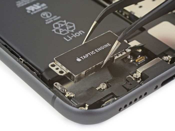 Bộ rung Taptic Engine trên iPhone. Ảnh: iFixit.