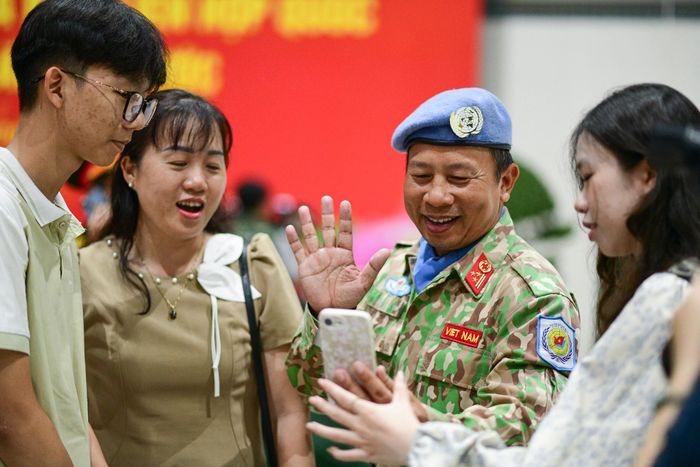  Chiến sĩ Lương Văn Toản, Điều dưỡng trưởng Ban điều dưỡng, Bệnh viện quân y 7B, cảm thấy vinh dự khi đại diện người lính của Quân đội Nhân dân Việt Nam đi làm nhiệm vụ quốc tế. "Ngày trở về rất hồ hởi, phấn khởi và cũng sẵn sàng nhận nhiệm vụ mới tại quê nhà", chiến sĩ Lương Văn Toản chia sẻ cảm nhận. 