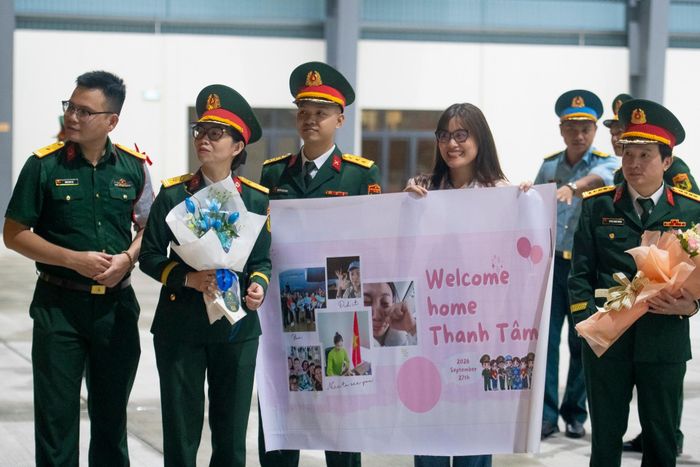  Nguyễn Phước Tường và Bùi Thị Thủy (giữa khung hình) in một tấm biển cỡ lớn để chào nữ chiến sĩ Đỗ Hoàng Thanh Tâm trở về từ Nam Sudan. "Chúng tôi là đồng nghiệp nhiều năm trong Bệnh viện Quân y 175, rất vui khi Thanh Tâm hoàn thành xuất sắc nhiệm vụ trở về", Nguyễn Phước Tường chia sẻ. 