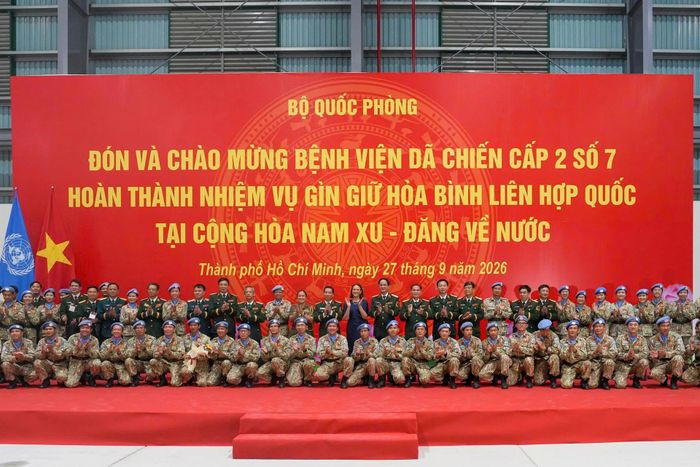 Đội hình bệnh viện dã chiến 2.7 chụp hình cùng lãnh đạo Bộ Quốc phòng, Cục Gìn giữ Hòa bình Việt Nam, Bệnh viện Quân y 175 và các đơn vị. Trong thời gian một năm làm nhiệm vụ tại Nam Sudan, Bệnh viện dã chiến 2.7 cũng hoàn thành 17 bài báo khoa học, tham gia các hội nghị khoa học quốc tế, các hoạt động sáng tạo kỹ thuật và triển khai ứng dụng phần mềm quản lý bệnh viện trong thực tế. 
