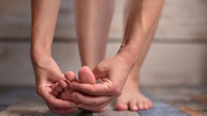 Tê bì tay chân sau khi ngủ có thể liên quan đến tư thế, chèn ép thần kinh hoặc một số bệnh lý chuyển hóa, thần kinh nếu thường xuyên tái diễn. Ảnh: Healthline.