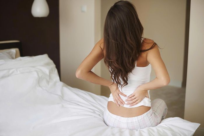 Các vấn đề ở cột sống có thể ảnh hưởng đến rễ thần kinh, gây tê, đau hoặc cảm giác châm chích lan từ cổ xuống tay hoặc từ lưng xuống chân. Ảnh: Magnific.