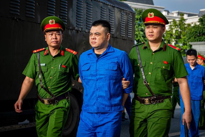  Nguyễn Thị Mai Anh và Lê Văn Đông hối lộ tiền mặt hoặc tài trợ các chuyến du lịch, nghỉ dưỡng cho lãnh đạo, bác sĩ và nhân viên y tế để được sinh hoạt tự do tại viện. Quá trình điều trị, Mai Anh được bố trí buồng riêng có điều hòa, tủ lạnh, đưa 2 con nhỏ và người giúp việc vào ở cùng. Đông cũng được tự do ra vào, ăn ở và sinh hoạt tại đây. 