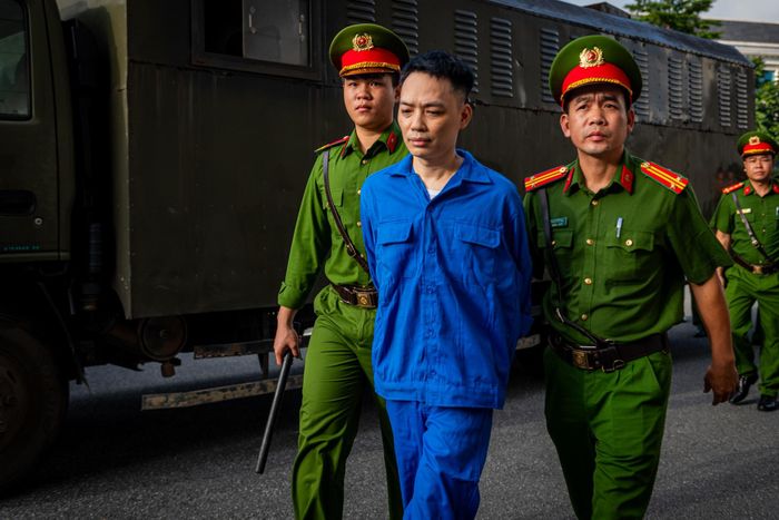  Nhiều bác sĩ, điều dưỡng bị cáo buộc nhận tiền hàng tháng để làm ngơ cho người chữa bệnh bắt buộc trốn viện và che giấu thông tin khi cơ quan điều tra xác minh. Một số nhân viên bảo vệ cũng nhận tiền để mở cổng, giúp Mai Anh trốn viện 37 lần, Đông 11 lần. 