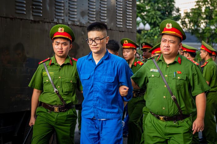  Theo cáo trạng, vào tối 7/6/2025, tại bãi biển Sầm Sơn (Thanh Hóa), Công an Hà Nội và Công an tỉnh Thanh Hóa bắt quả tang Lê Văn Đông tổ chức sử dụng trái phép chất ma túy, trong số người đang bay lắc có bị cáo Trần Quốc An (điều dưỡng của Viện Pháp y tâm thần Trung ương) tham gia hút cần sa, uống "nước vui" do Đông cung cấp và còn cất giấu ma túy trong túi quần. 
